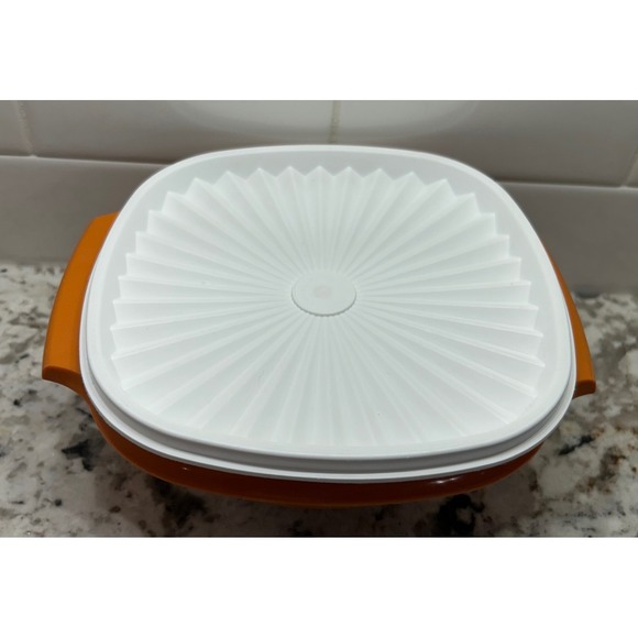 Vtg Tupperware Starburst Servalier With lid - Picture 1 of 4